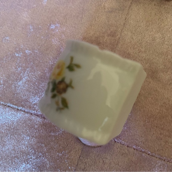 Four Vintage Porcelain Napkin Rings with Yellow Roses, Flat on One Side - Picture 4 of 6